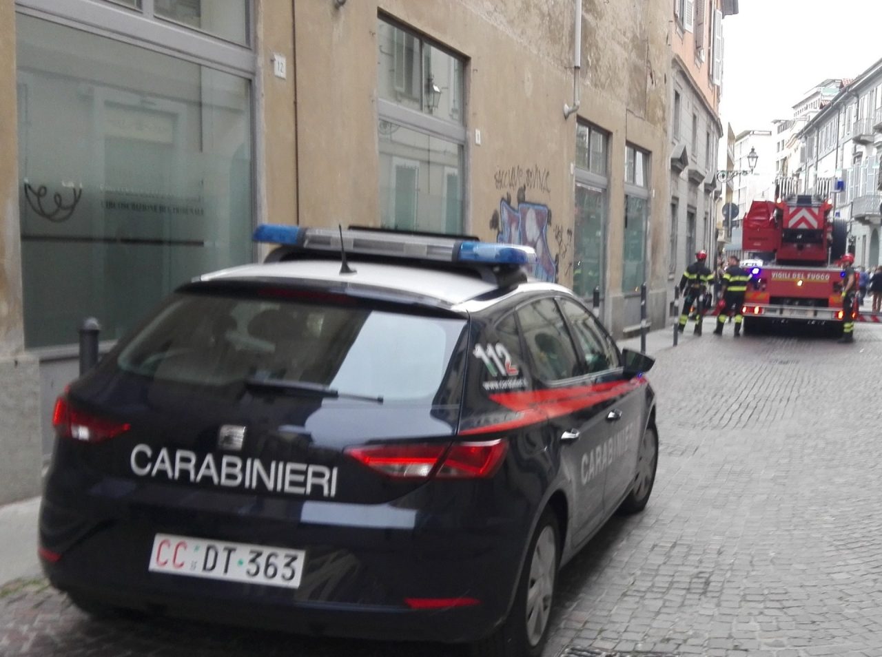 Cade dalla finestra in via Monte di Pietà
