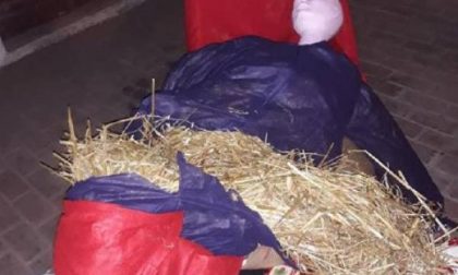 Atti vandalici ad Alice Castello: danneggiato Babbo Natale