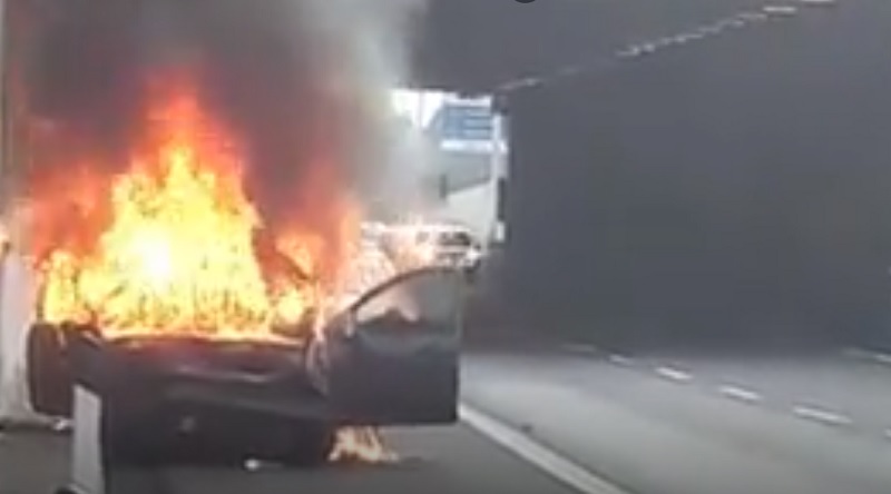 Muore nell’auto incendiata – IL VIDEO della tragedia