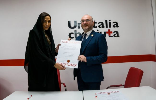 Regalato il castello di Carla Bruni alla Croce Rossa