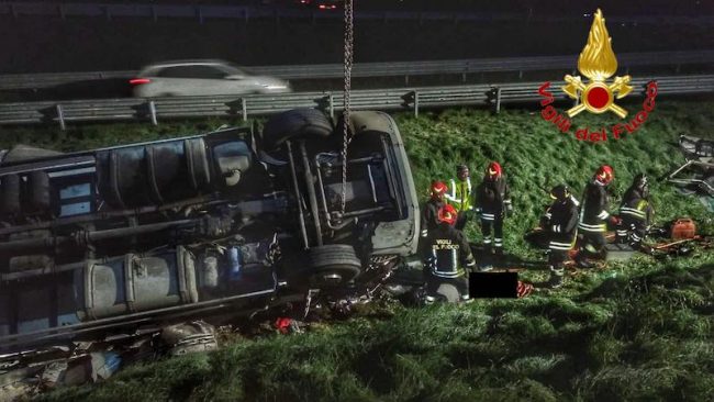 Tragedia sulla A4 camion fuori strada camionista 55enne morto