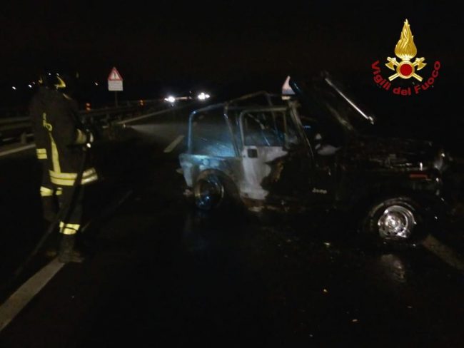 Incidente e rogo sulla tangenziale di Novara