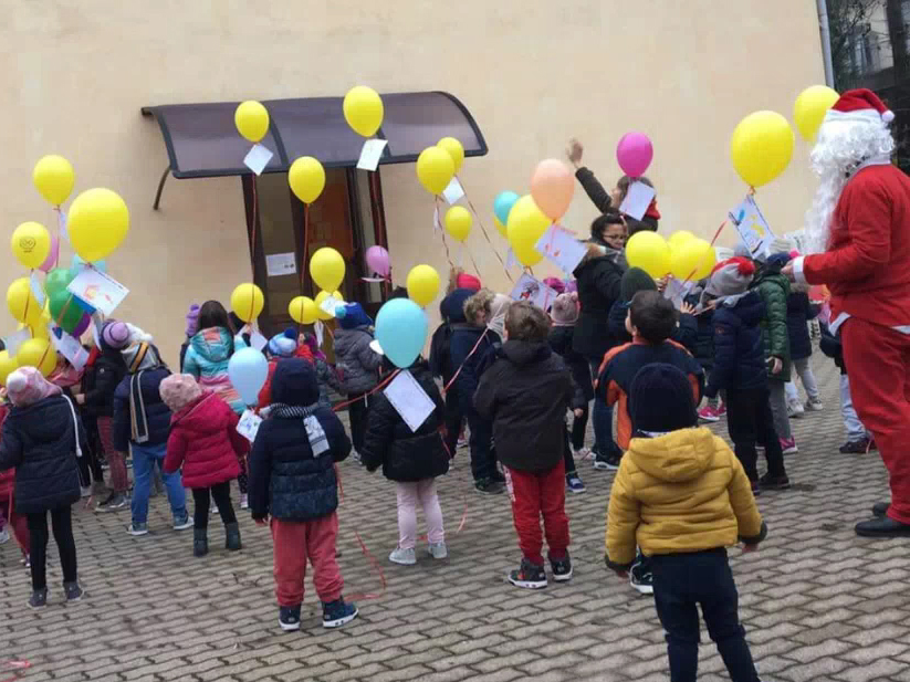 Palloncini natalizi Regina Pacis volano fino in Lombardia