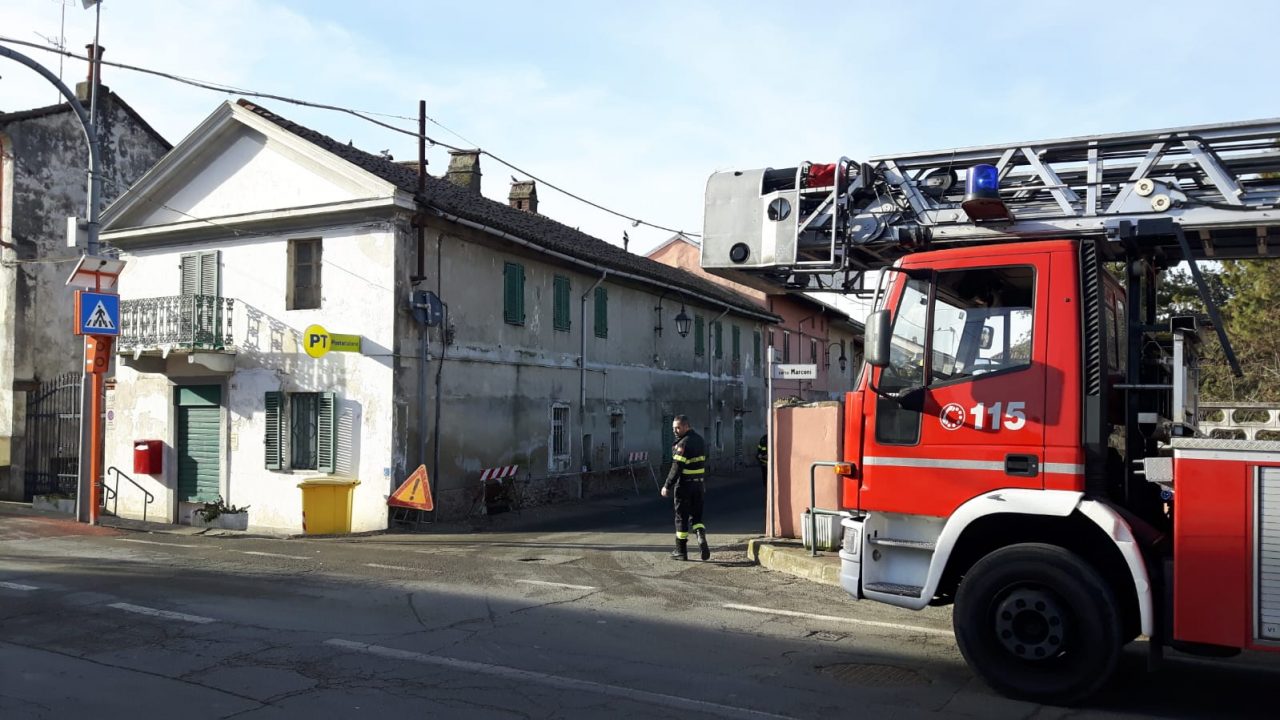 Cadono tegole in via Minella a Tricerro