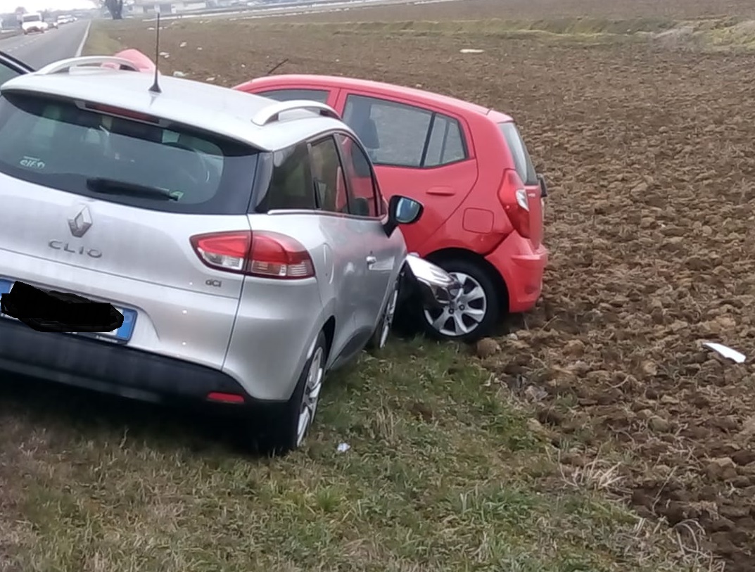 Scontro tra due auto tra Santhià e Tronzano