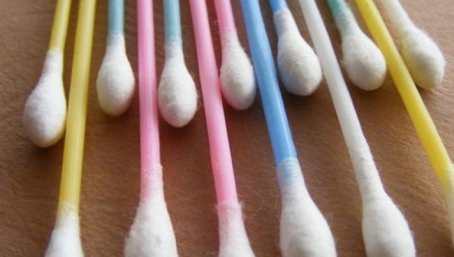 Cotton fioc addio: stop ai bastoncini di plastica