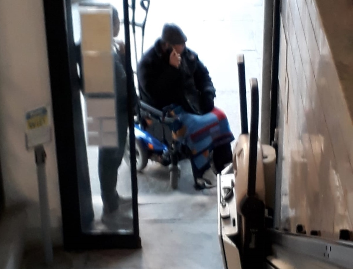 Disservizio alle poste per l’accesso di un disabile