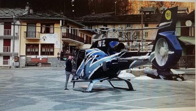 Parcheggia l’elicottero in piazza: denunciato