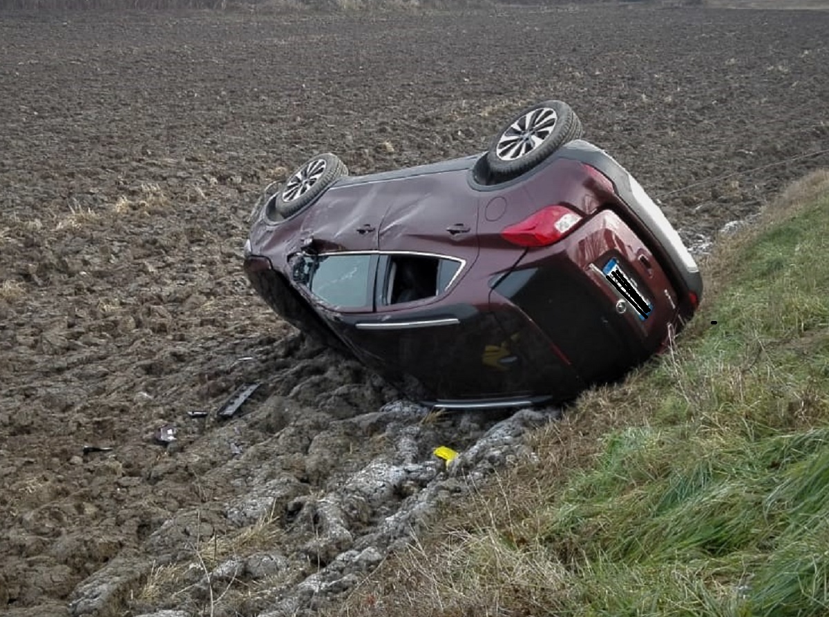 Auto ribaltata: Incidente stradale vicino a Quinto