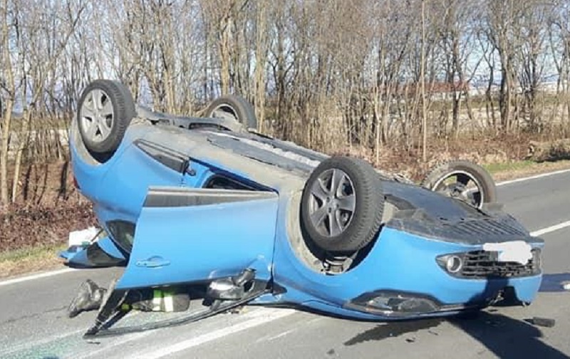 Incidente a Carisio: un’auto capottata, l’altra nella scarpata