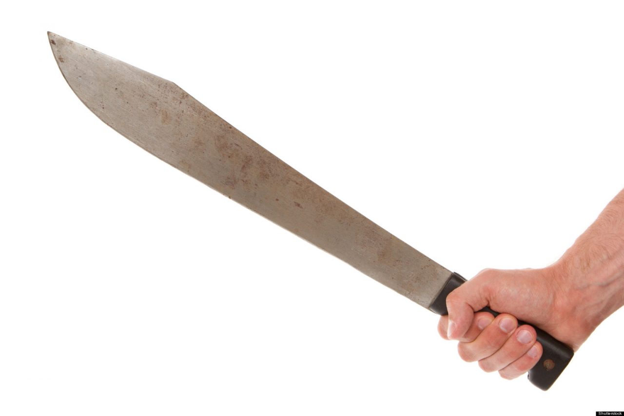 Tentato omicidio: in casa della ex con il machete
