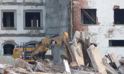 Va giù la Montefibre: foto della demolizione