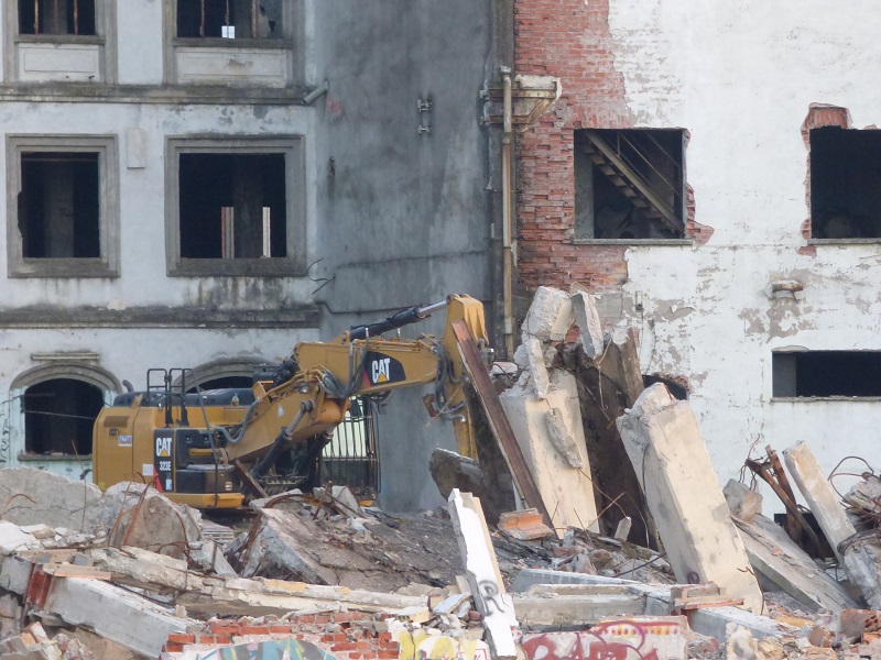 Va giù la Montefibre: foto della demolizione