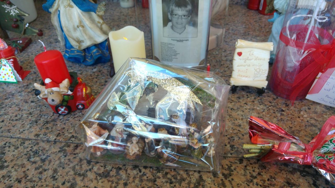 Un angelo lascia nuovo presepe sulla tomba di Francesco