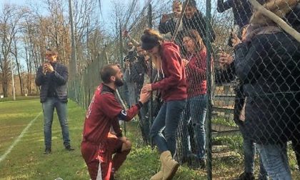 Il calciatore Sangalli chiede la mano alla fidanzata prima della partita
