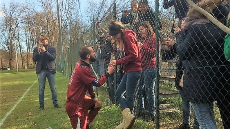 Il calciatore Sangalli chiede la mano alla fidanzata prima della partita