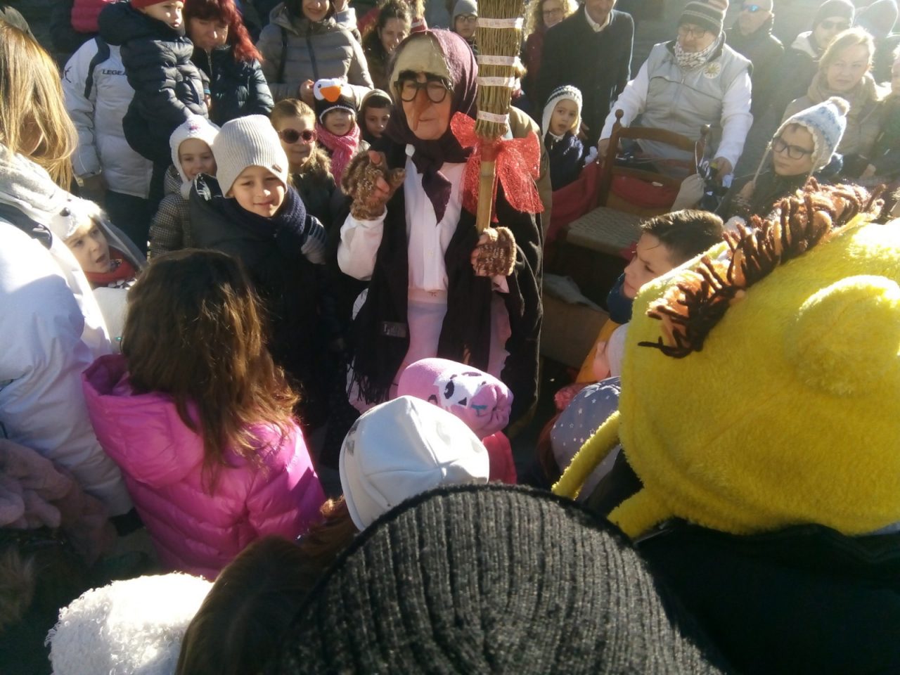 La Befana in piazza Roma a Santhià