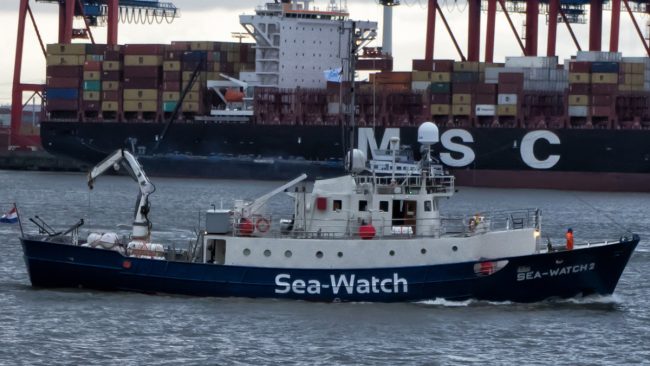 Delirio social: “Sparate ai migranti”