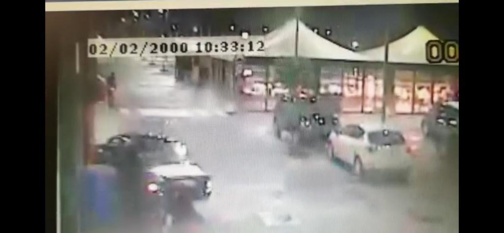 Auto sfonda il muro del bar mentre il locale era strapieno IL VIDEO