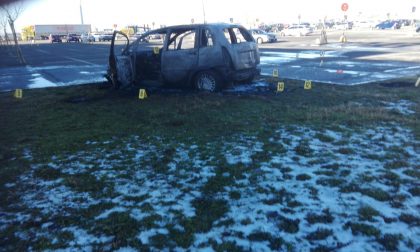 Auto in fiamme nel parcheggio: una persona ustionata