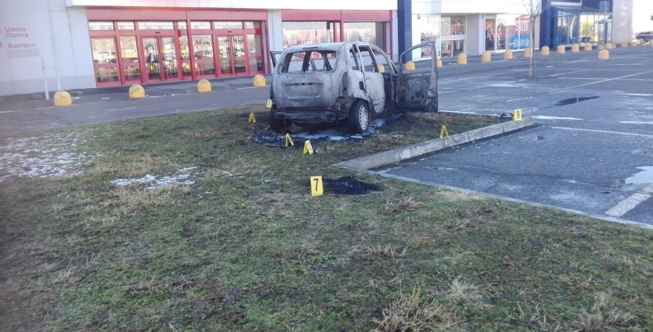 Rogo Vercelli: uomo incendia l’auto con dentro Simona Rocca