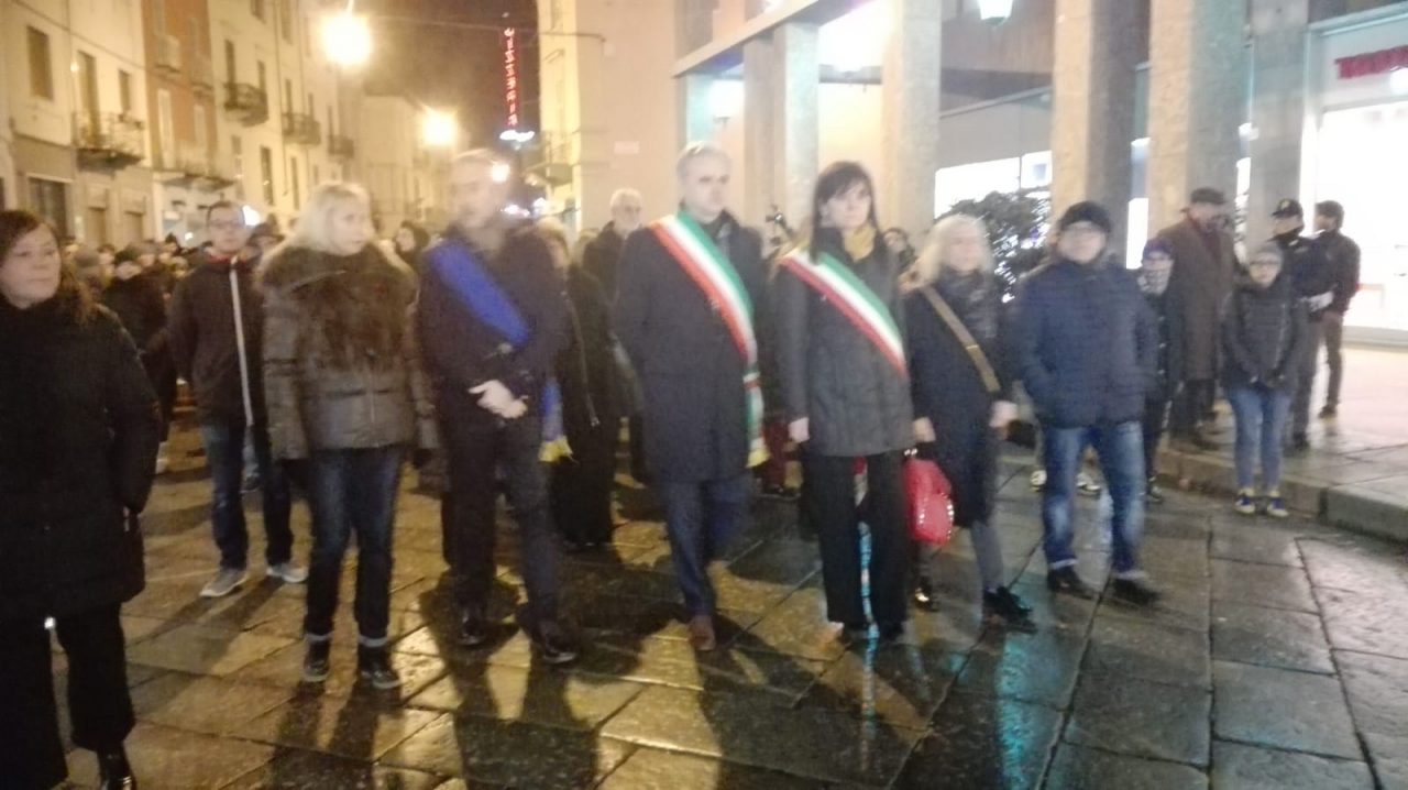 Fiaccolata per Simona: Vercelli dice no alla violenza