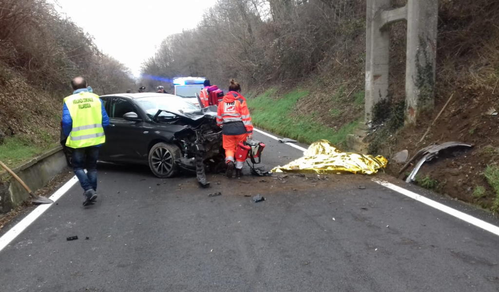 Due cantonieri uccisi da un’auto mentre lavorano