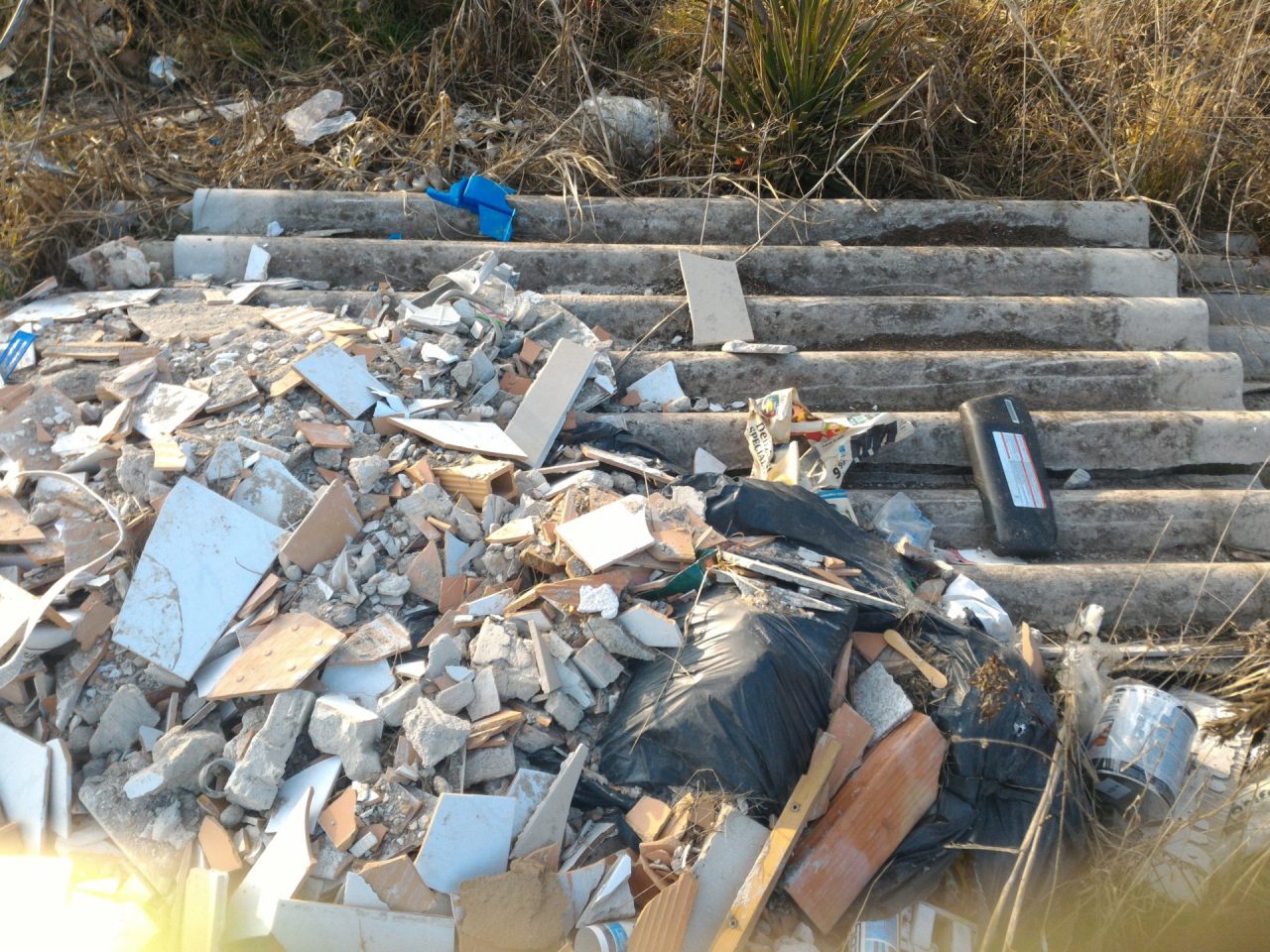 Eternit all’Isola: cresce la discarica in fondo a via Restano