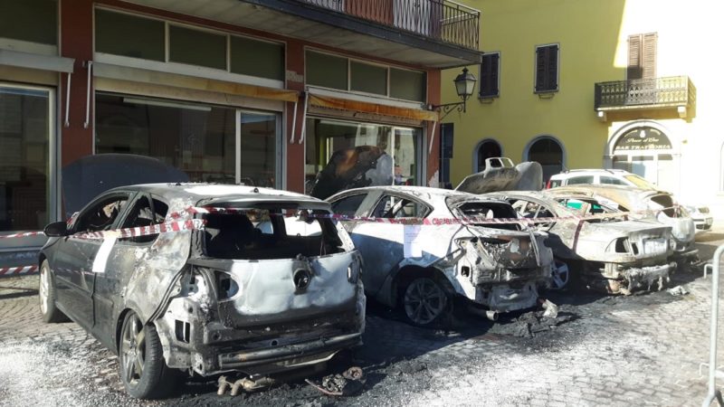 Quattro auto distrutte dalle fiamme indagano i Carabinieri
