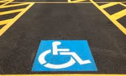 Parcheggio disabili: senza permesso e legge il giornale