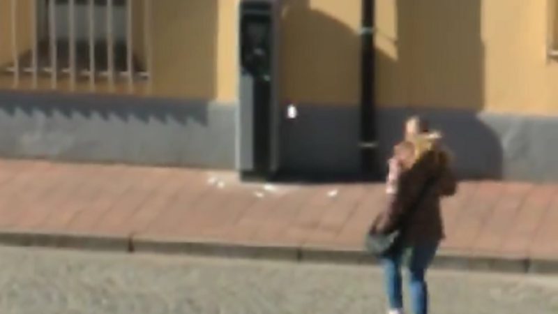 Macchinetta impazzita: sputa biglietti a raffica – il video