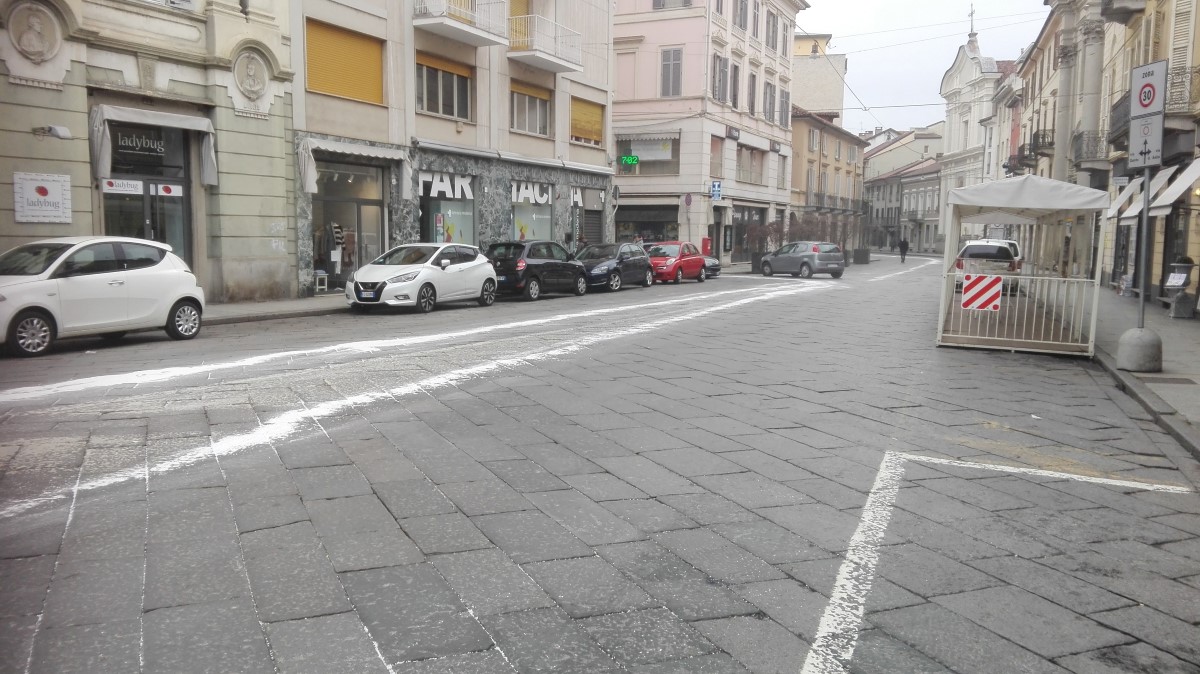 Scia d’olio in pieno centro