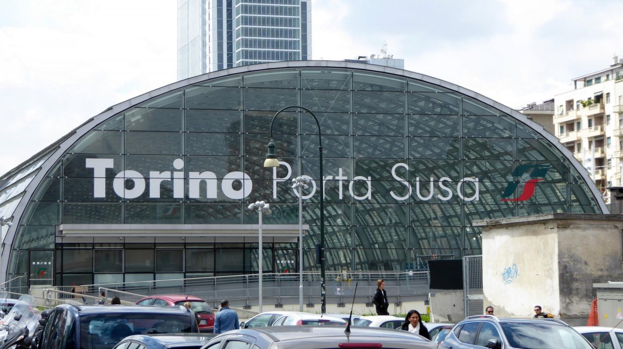 Clandestina morde le mani ai poliziotti