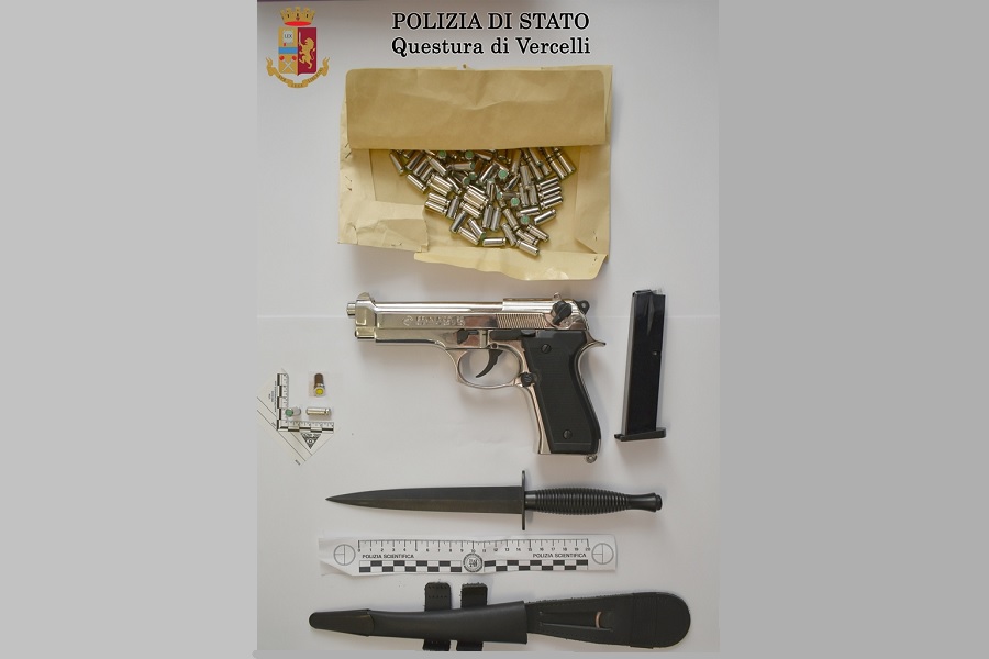 Coltello in mano e pistola in tasca: fermato in stazione