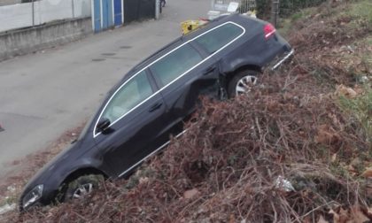 Auto nella scarpata dopo l’incidente