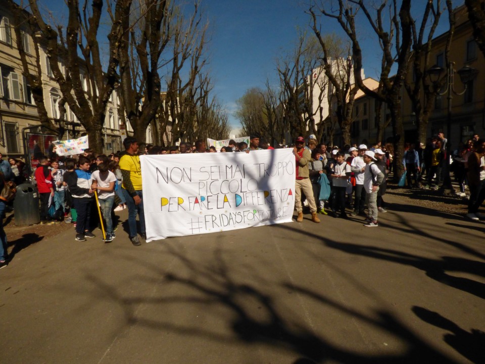 Fridays for Future: Mille studenti vercellesi in corteo – video e foto