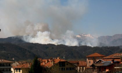 Inferno di fuoco a Crevacuore: continua l'incendio