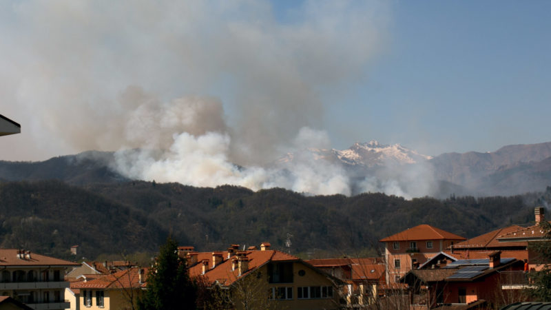 Inferno di fuoco a Crevacuore: continua l’incendio