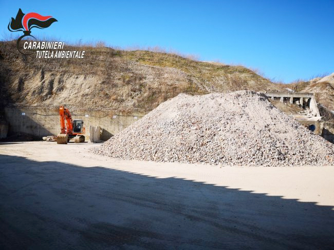 Sequestrati detriti contaminati da amianto