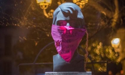 Fazzoletti rosa: le femministe imbavagliano le statue