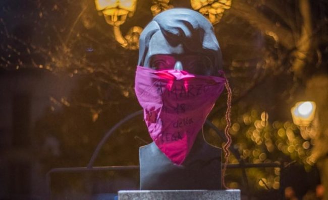 Fazzoletti rosa: le femministe imbavagliano le statue