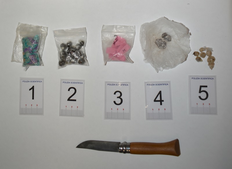 Spacciava droga: giovane denunciato dalla Polizia