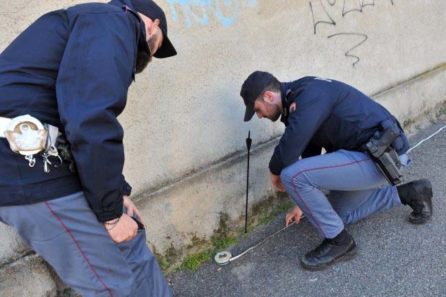 Freccia sfiora ragazza mentre passeggia