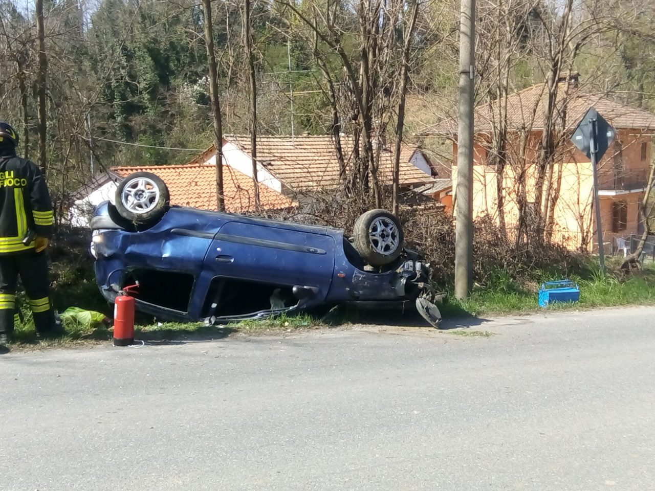 Auto capotta e prende fuoco tra Carisio e Santhià