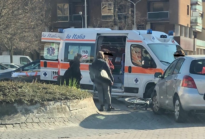 Ciclista investito alla rotonda di piazza Mazzucchelli
