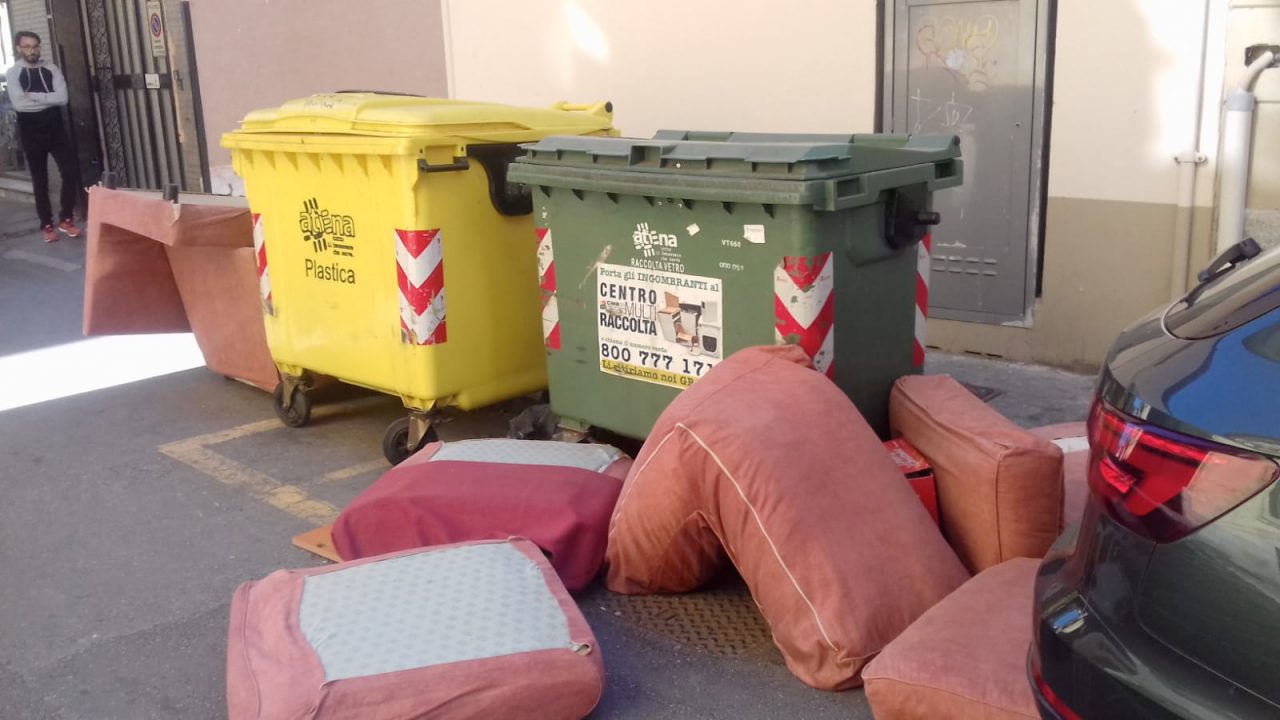 Un salotto buttato in strada