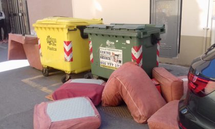 Un salotto buttato in strada