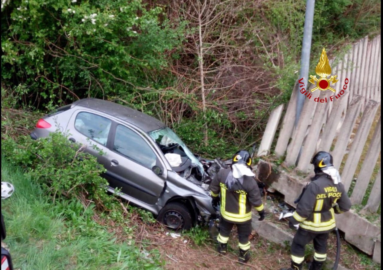 Incidente mortale: l’auto si schianta contro una recinzione