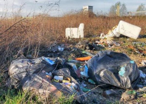 Discarica con vista sulle risaie