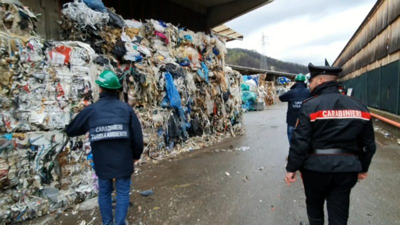 Duemila tonnellate di rifiuti abusivi: Carabinieri del Noe in azione